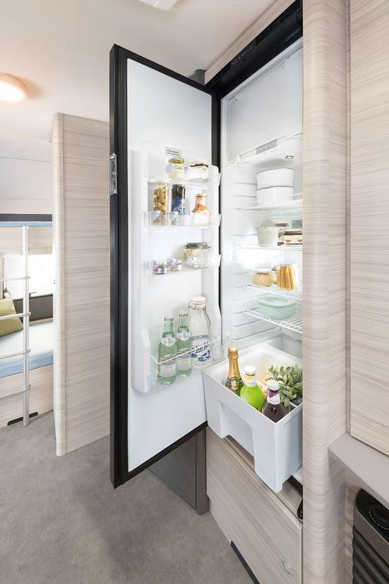 La c’joy è dotata di un frigorifero da 131,5 l incluso reparto congelatore da 15 l • 480 QLK | Timor (in funzione del layout)
