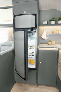 Grande frigorifero da 142 l e freezer da 15 l (per variazioni vedere i dati tecnici)