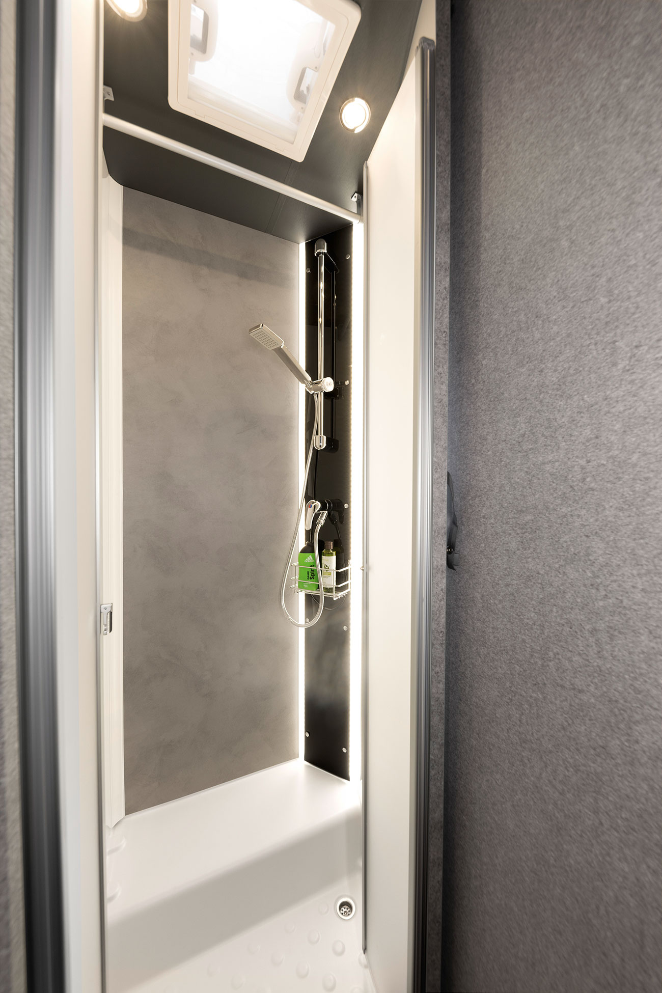 La doccia offre un’ampia libertà di movimento e ha un design di classe. Il supporto doccia retroilluminato fa parte del sistema di illuminazione indiretta opzionale Light Moments.
