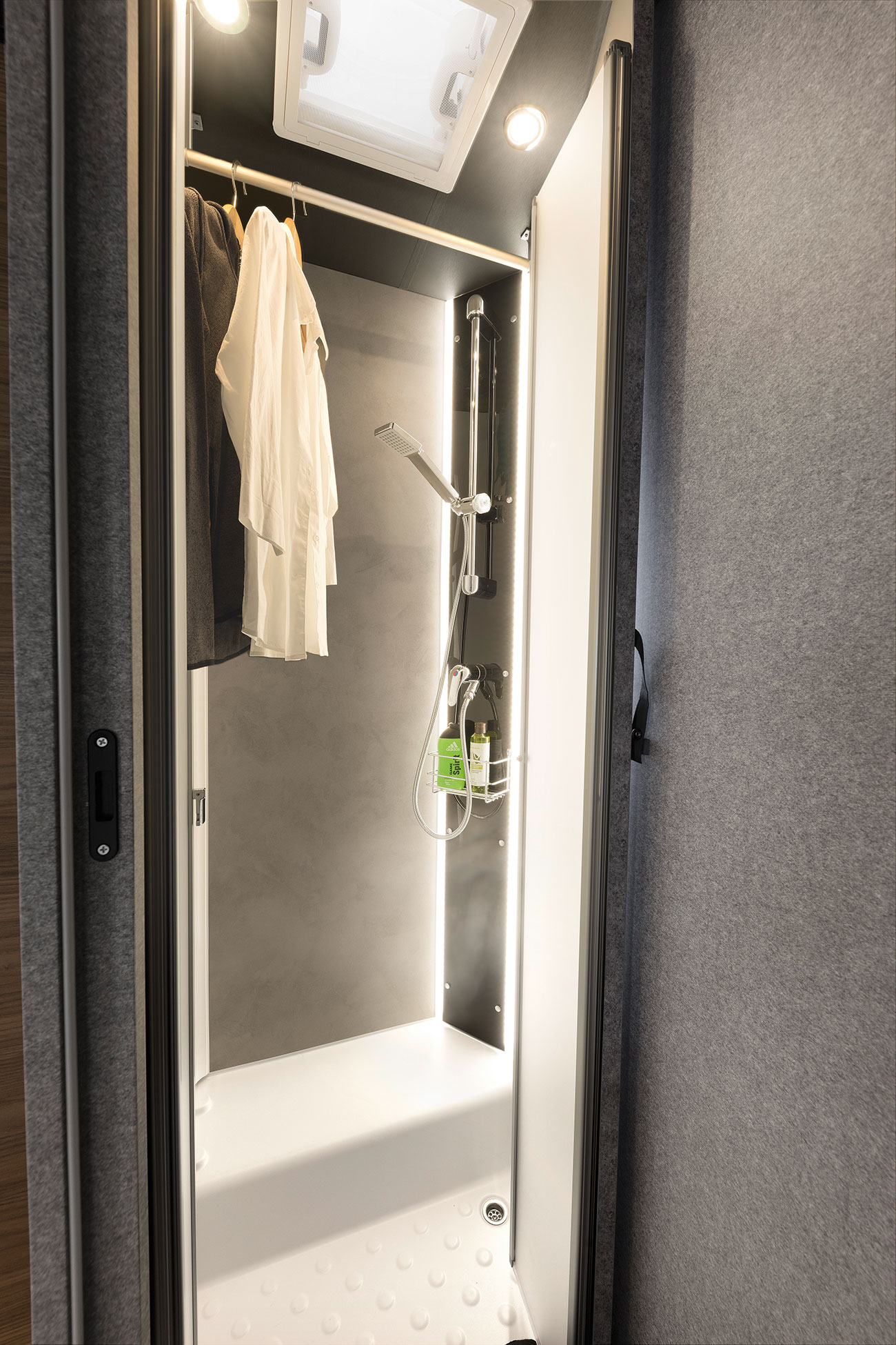 Quando non si usa, la doccia diventa uno spazio dove stendere i panni bagnati o semplicemente un armadio in più.