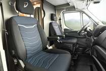 Sedili di guida ergonomici, regolabili in più posizioni con riscaldamento e ammortizzamento idraulico