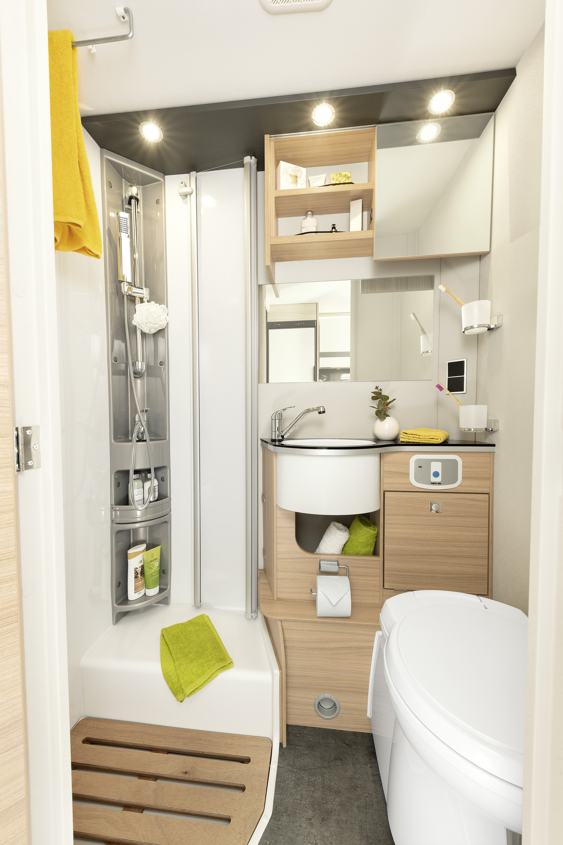 L’I 6 dispone di una grande cabina doccia separata, un lavabo ben accessibile e molto spazio di stivaggio • I 6