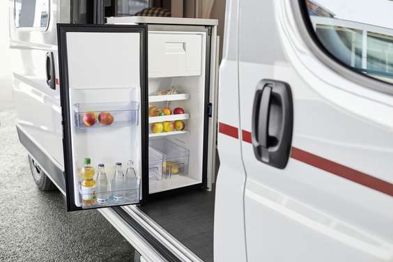 Contiene di tutto: il frigorifero da 84 l con scomparto freezer a 3 stelle.