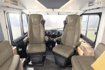 Comodi sedili di guida SKA a sospensione pneumatica, con ventilazione e riscaldamento compresi (optional)