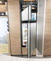Di serie: grande combinazione frigo/congelatore da 177 l con forno. Grazie ad una doppia apertura le porte possono essere aperte verso destra e verso sinistra!