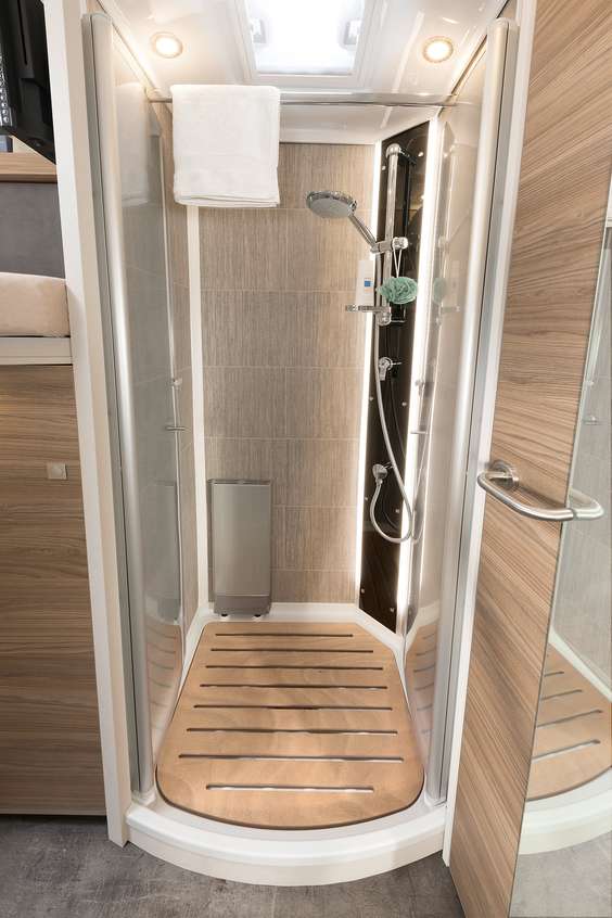 La cabina doccia separata promette molta libertà di spazio con la porta in plexiglas