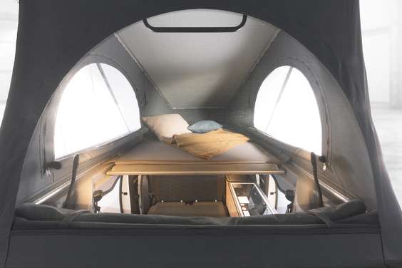Il tetto panoramico sollevabile offre due comodi posti letto con molle a disco e una superficie del letto di 1,20 x 2,00 m.