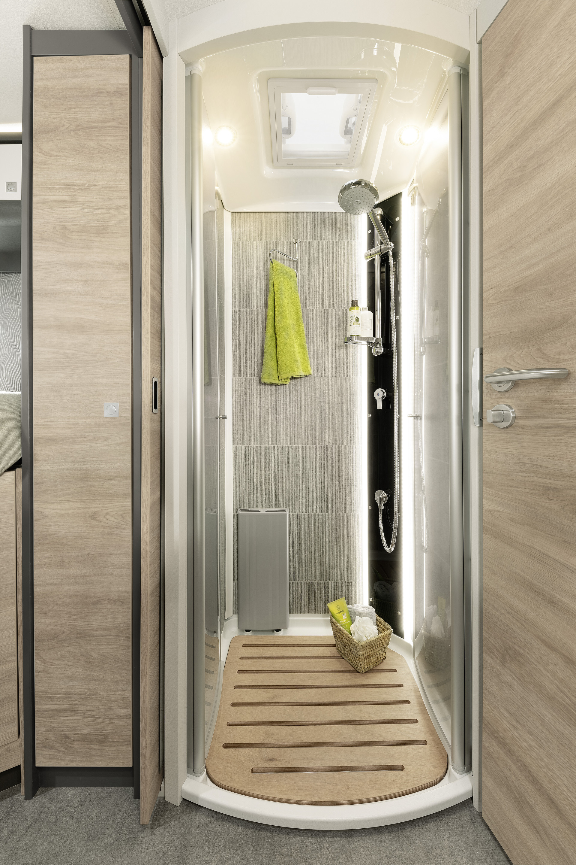 Molto spazio anche nella doccia separata con rubinetteria retroilluminata.