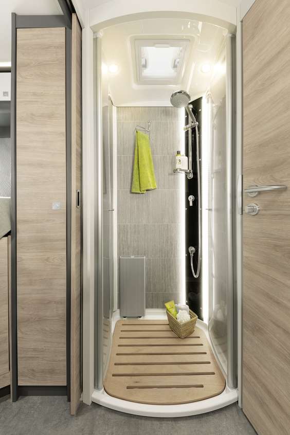 Molto spazio anche nella doccia separata con rubinetteria retroilluminata.