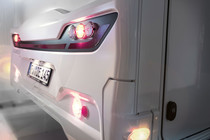 marcate e sicure – luci posteriori integrate con luce guida notturna LED