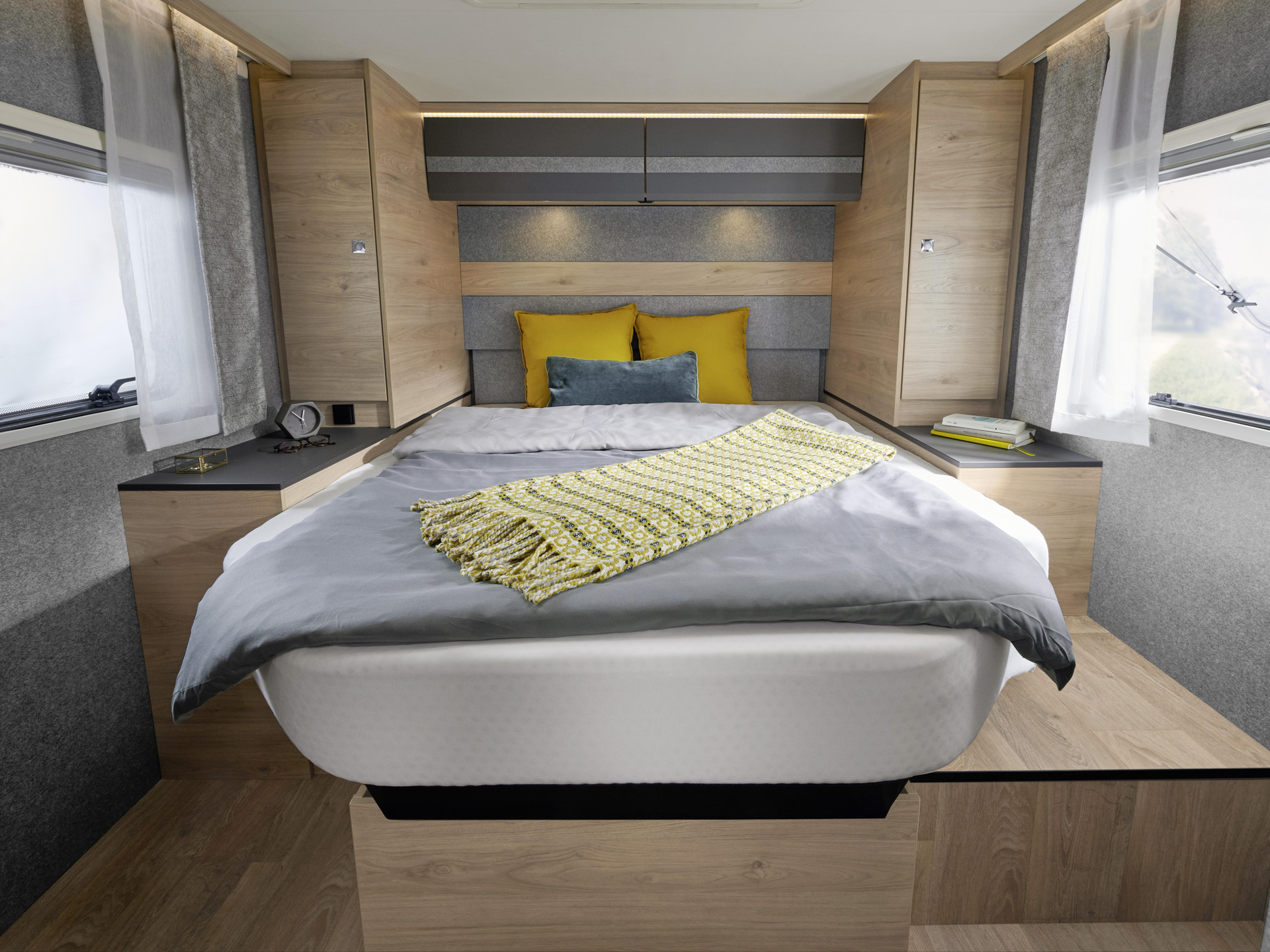 Il grande letto nautico da 190 x 150 cm è regolabile in altezza di serie. Più spazio nel garage posteriore o più altezza in camera da letto? Siete voi a decidere in base al carico.