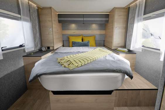 Il grande letto nautico da 190 x 150 cm regolabile in altezza è di serie. Più spazio nel garage posteriore o più altezza in camera da letto? Siete voi a decidere in base al carico. • T 7055 DBL