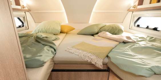 Il letto in mansarda è raggiungibile attraverso una robusta scala pieghevole. Pratica: la porta scorrevole di legno separa l’abitacolo dalla cabina di guida • A 7820-2