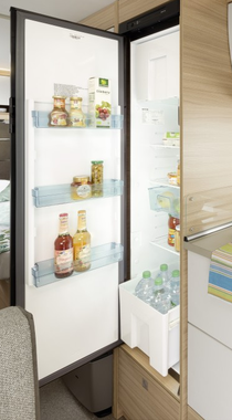 Grande frigorifero da 142 l e scomparto freezer da 15 l (per variazioni vedi dati tecnici)