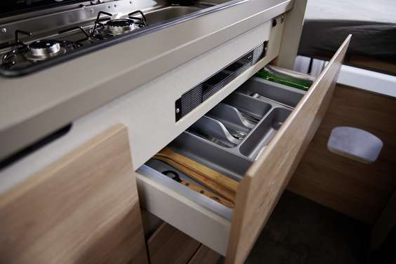 Grandi cassetti spaziosi, senza maniglie, con chiusura centralizzata manuale, per sistemare tutti gli utensili da cucina in un posto sicuro.