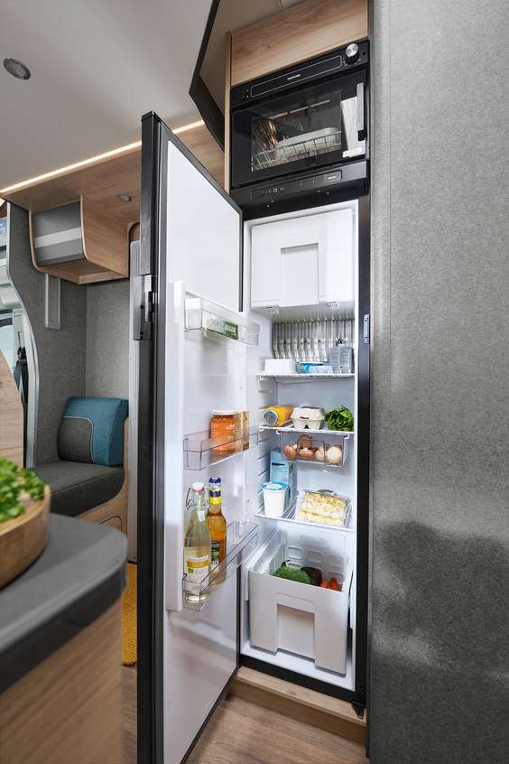 Oltre alla combinazione frigo grande da 137 lt & congelatore, può essere inserito su richiesta anche il forno.
