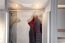 Ideale per vestiti bagnati: l’asta appendiabiti per asciugare i vestiti nella cabina doccia (in base al modello)