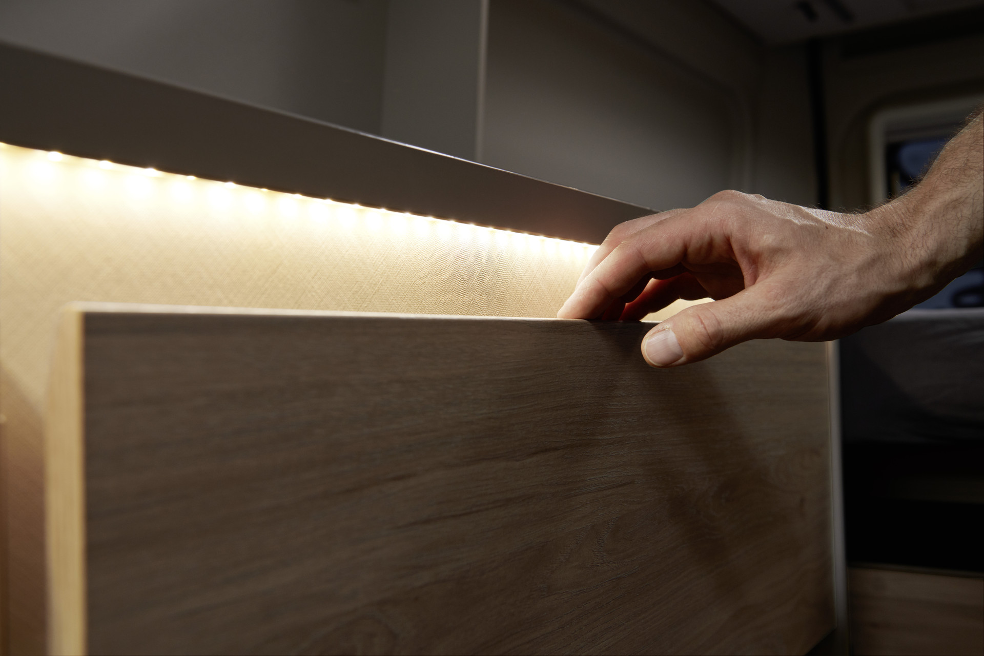 L‘illuminazione indiretta fornisce luce nel cassetto e allo stesso tempo crea un’atmosfera piacevole.