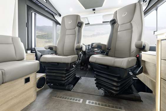 Viaggiare in prima classe con sedili a sospensione pneumatica ammortizzati, comprensivi di riscaldamento e ventilazione (optional)
