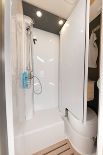 La cabina doccia! In combinazione con la porta scorrevole in materiale sintetico si crea una cabina doccia completamente impermeabile. Uno spazio limitato non poteva essere sfruttato in modo migliore.