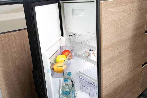 Contiene di tutto: tutti i frigoriferi, installati frontalmente o ad altezza ergonomica, hanno un volume di 84 litri, compreso il vano congelatore.