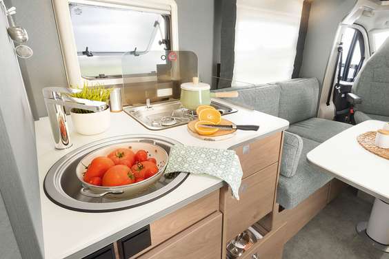 I mobili da cucina e i cassetti offrono spazio a sufficienza per padelle e pentole • T 7052 DBL