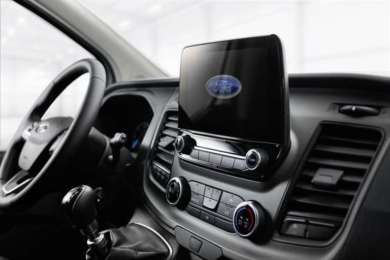Impianto audio Ford con DAB+, retrocamera con trasferimento dell’immagine del percorso di retromarcia sul display multifunzione, impianto di climatizzazione con filtro antipolvere e antipolline incluso.
