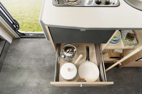 Nei cassetti e nel mobiletto inferiore c’è spazio sufficiente per tutto l’occorrente in cucina. Le stoviglie trovano posto nel mobiletto pensile. • I 6
