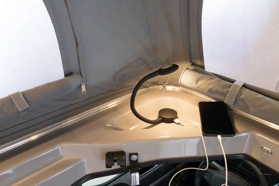 Lampade a collo di cigno con prese USB nel tetto sollevabile come optional