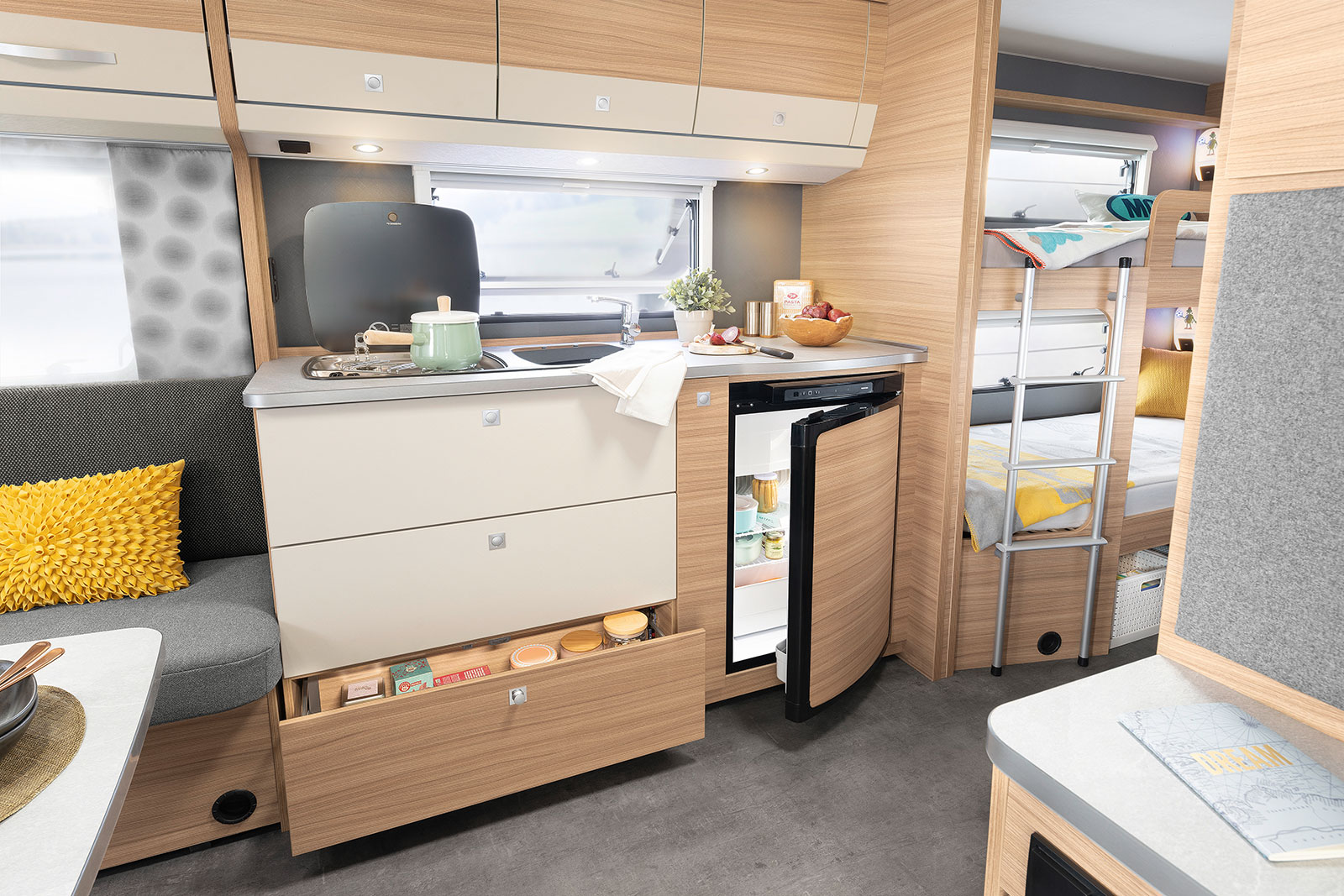 Nei cassetti spaziosi e nei pensili c’è spazio per tutto quello che serve in cucina durante le vacanze • 730 FKR | Galaxy