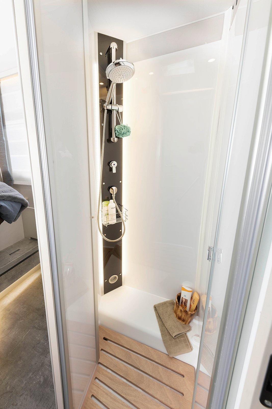 Grande cabina doccia dal design moderno e illuminazione indiretta creano un ambiente di benessere perfetto