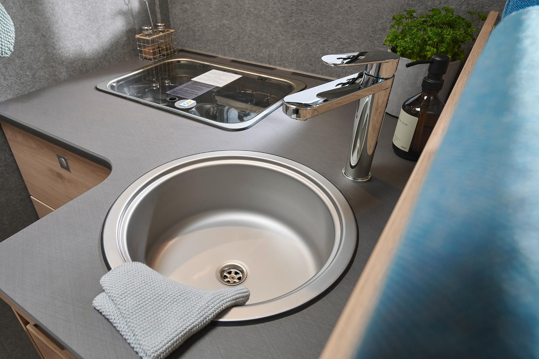 Il rubinetto rialzato consente di lavare perfettamente nel lavello anche le pentole e padelle di grandi dimensioni.