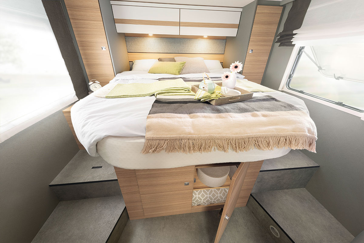 Confortevole e pratico: il letto nautico è comodamente accessibile da tre lati • T 7052 DBL